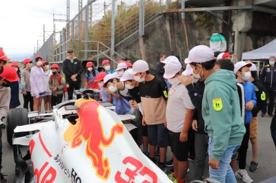 （写真）F1を間近に見る児童2