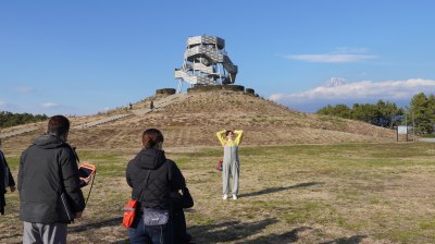 （写真）ドラゴンタワー前で撮影1