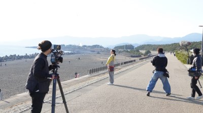 （写真）加藤ローサさんが海に向かって両手を広げている様子