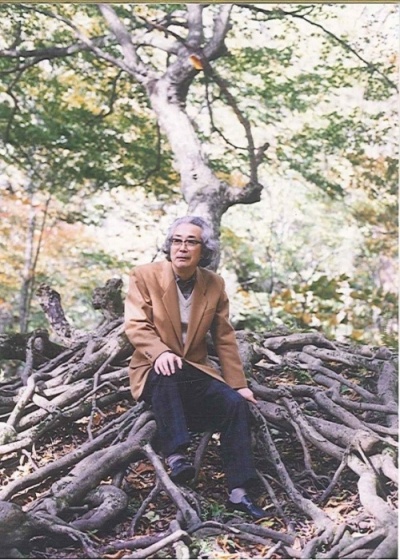 写真　木に座る吉野弘