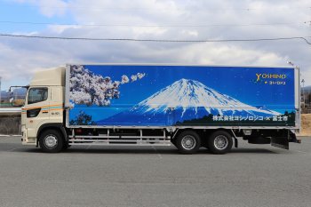 （写真）桜が舞い散る中に見える富士山