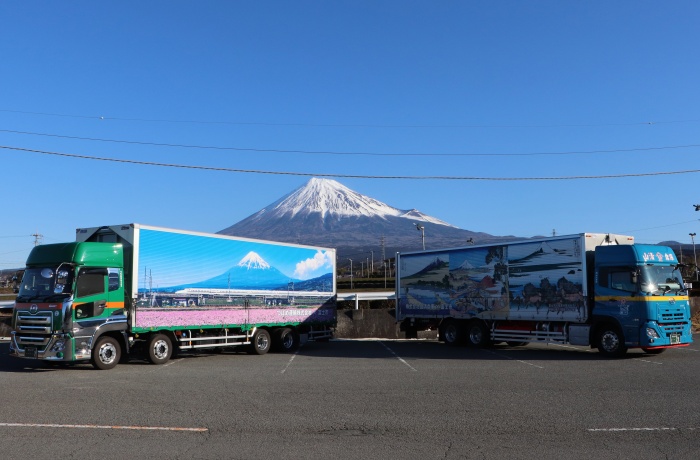 （写真）富士山とシティプロモーショントラック