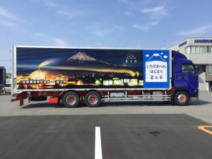 （写真）富士山と工場夜景の写真をプリントしたトラック（平成28年度～平成30年度）