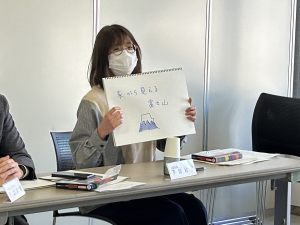 （写真）下田委員